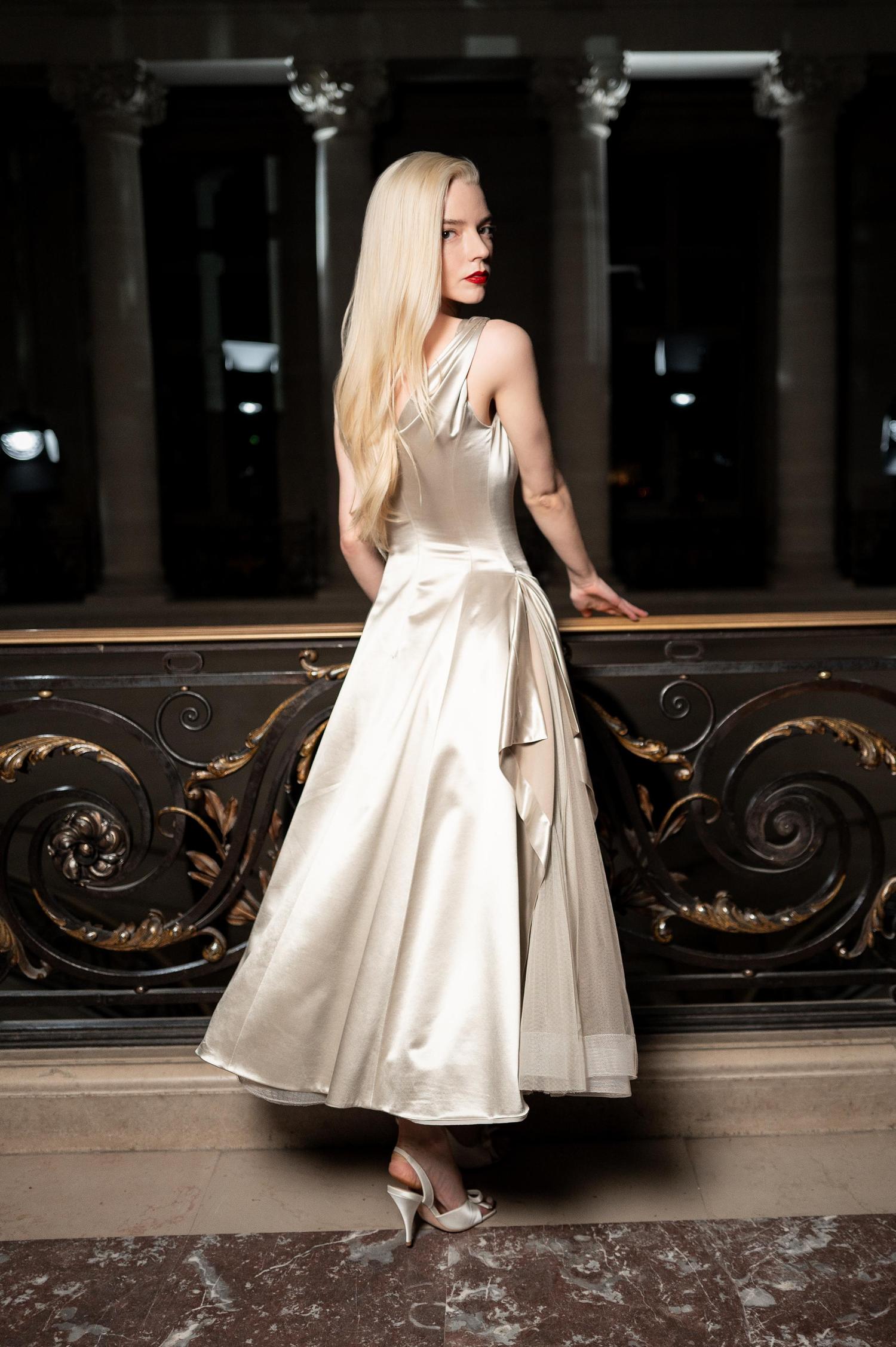 l'actrice et ambassadrice dior anya taylor joy au grand diner du louvre dans une robe de soir&eacute;e