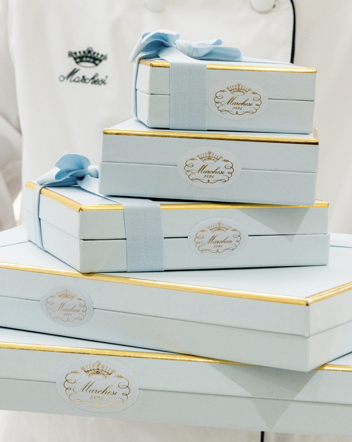 Boîtes de chocolats Marchesi 1824 bleu iconique, packaging de luxe et coffrets cadeaux de la maison milanaise.