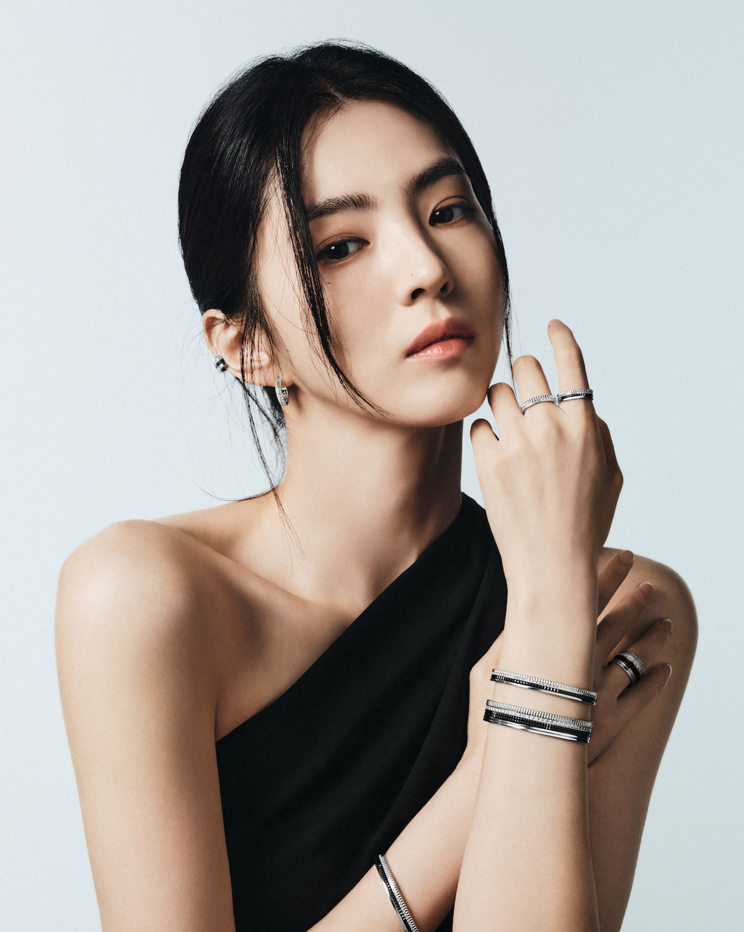 Vue d'une mannequin arborant la bague Quatre XS sur plusieurs phalanges, mettant en avant le confort et la libert&eacute; de mouvement du mod&egrave;le. Cette mise en sc&egrave;ne graphique d&eacute;montre comment la miniaturisation permet de multiplier les points de contact joailliers sans entraver la gestuelle, au service d'un look audacieux.