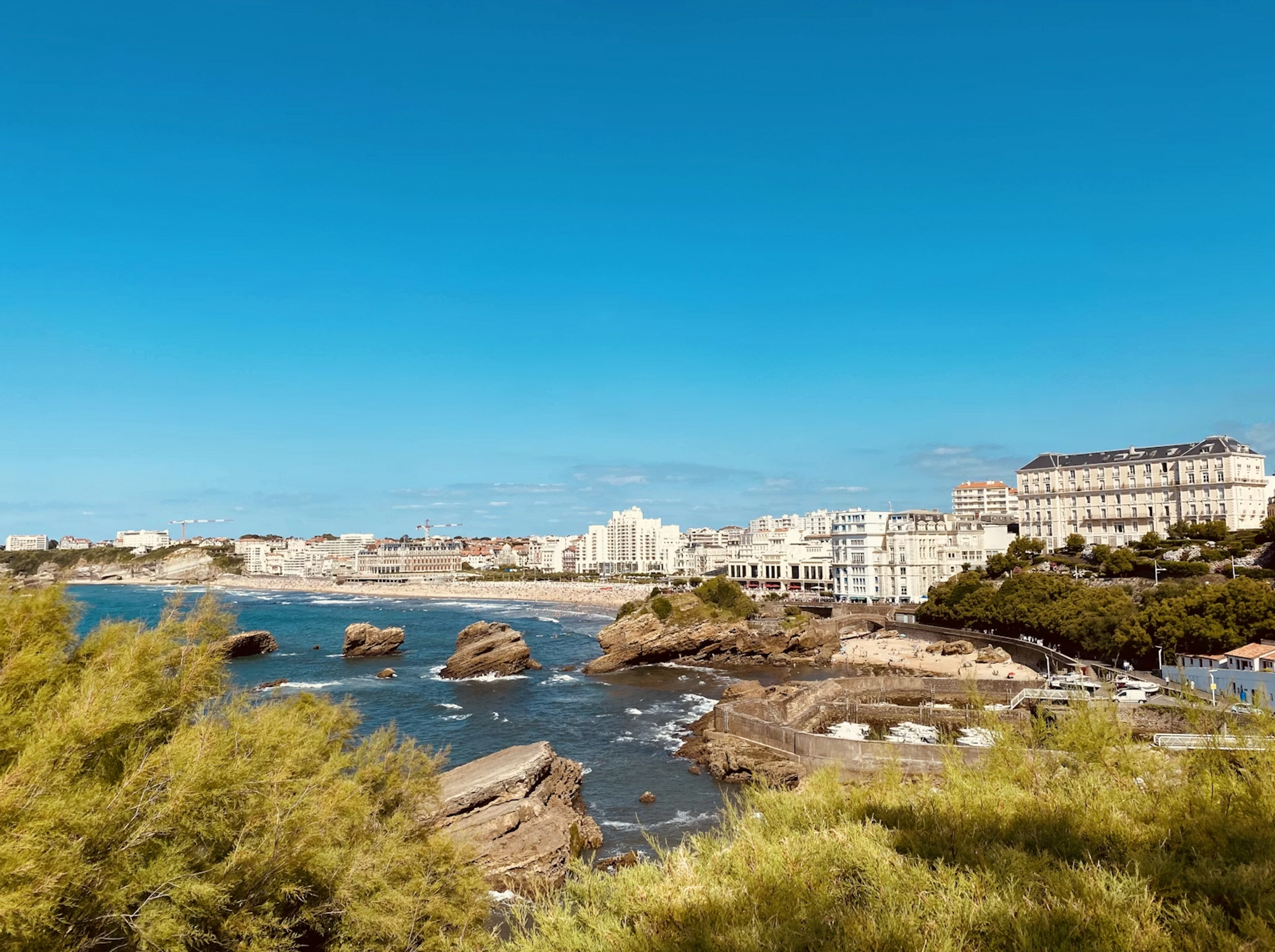 lieu du défilé de la collection croisière de Chanel le 18 avril 2026 a Biarritz. Grand plage et casino
