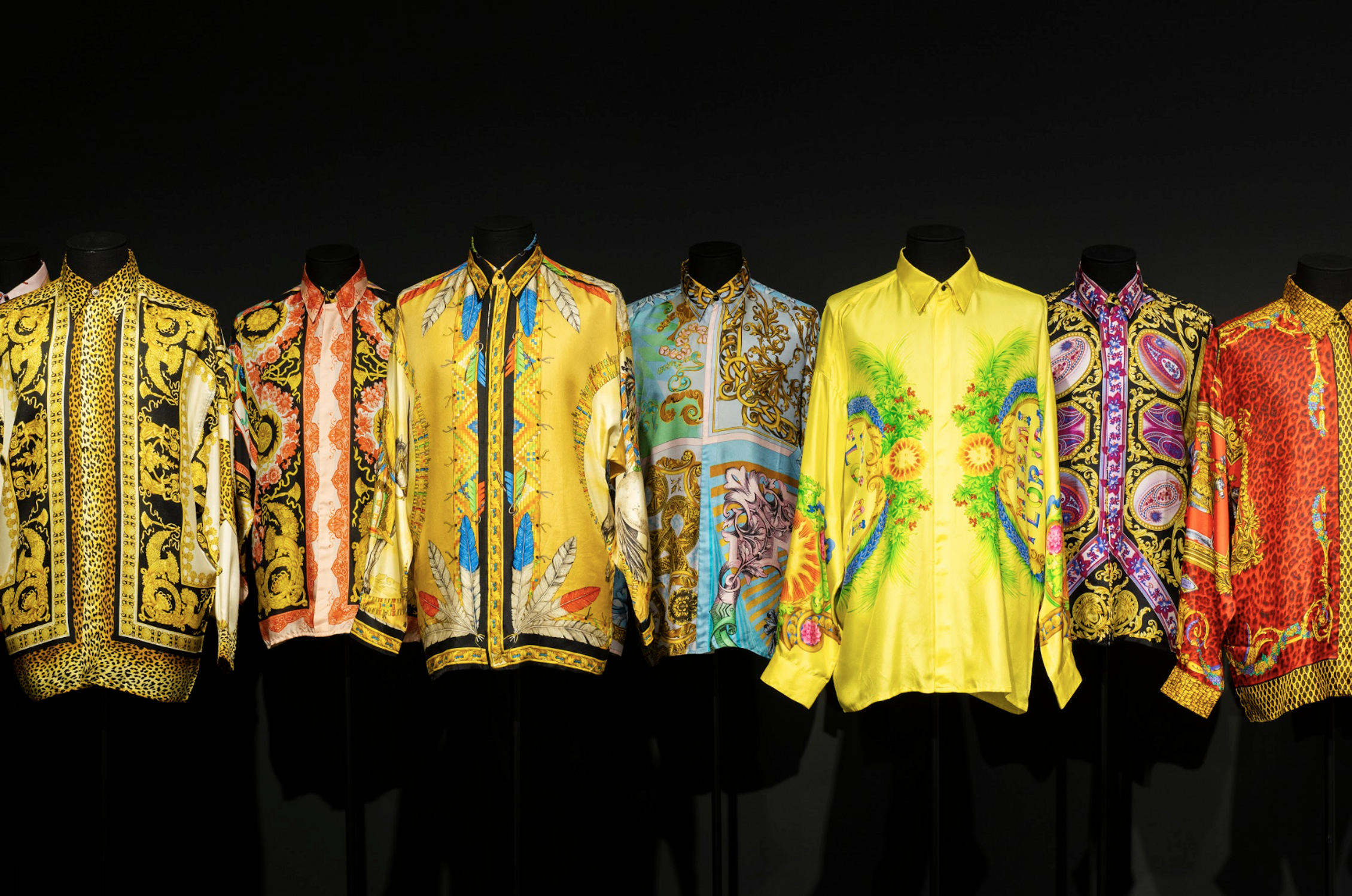 visuels de l'exposition r&eacute;trospective sur gianni versace, cr&eacute;ateur de mode, &agrave; paris en 2026