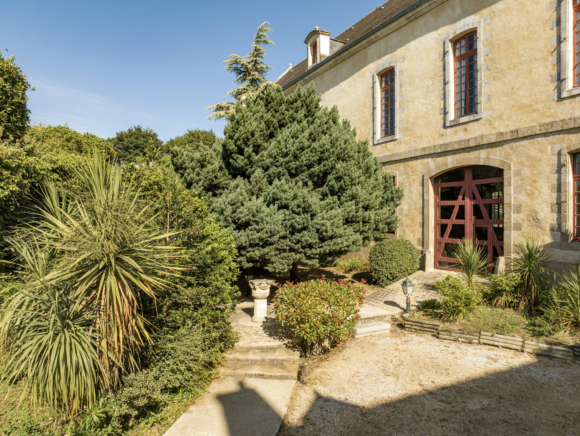 Détail d'un bâtiment historique de la Citadelle Vauban présentant une architecture en pierre et une large porte cintrée en bois