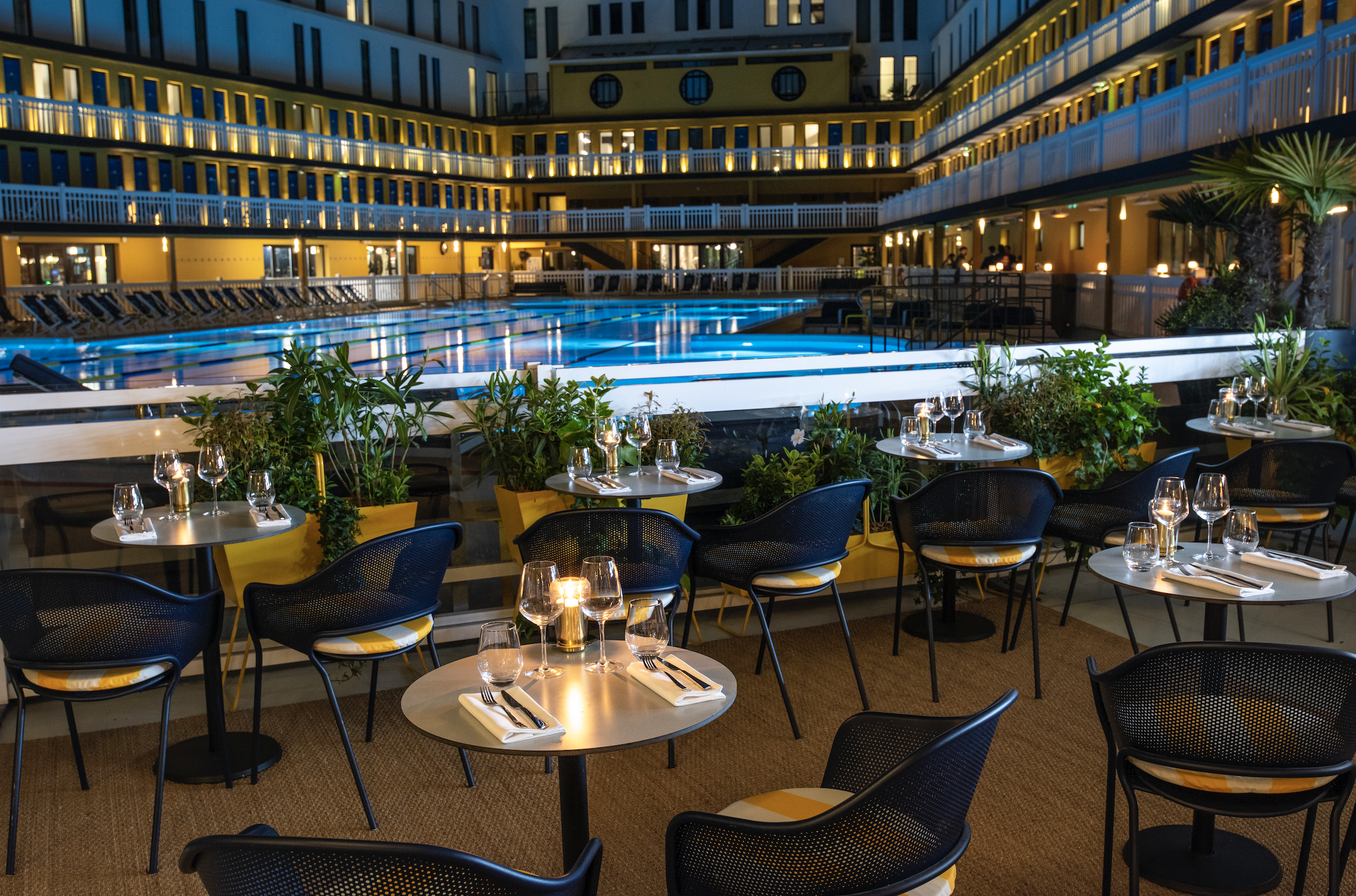 vue de la terrasse clarins au bord de la piscine de l'hotel molitor, &agrave; Paris, pr&egrave;s de Roland Garros