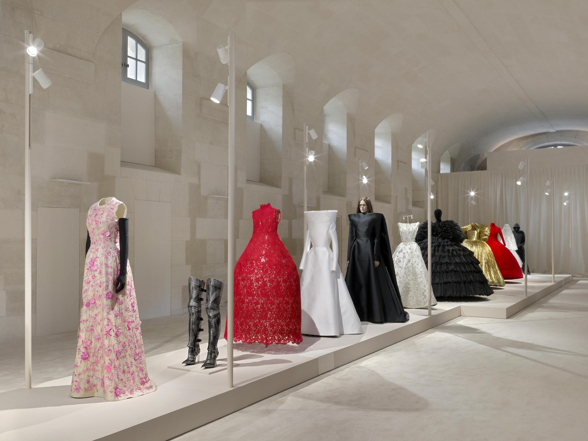 demna exposition de mode balenciaga à paris été 2025