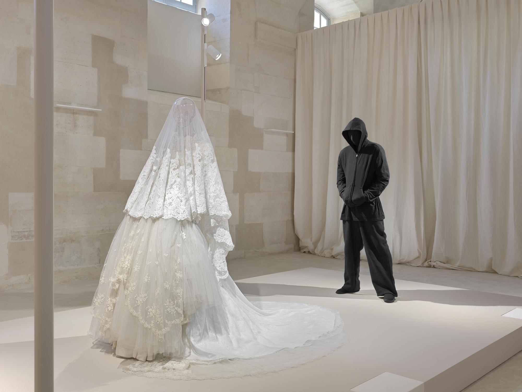 demna exposition de mode balenciaga à paris été 2025