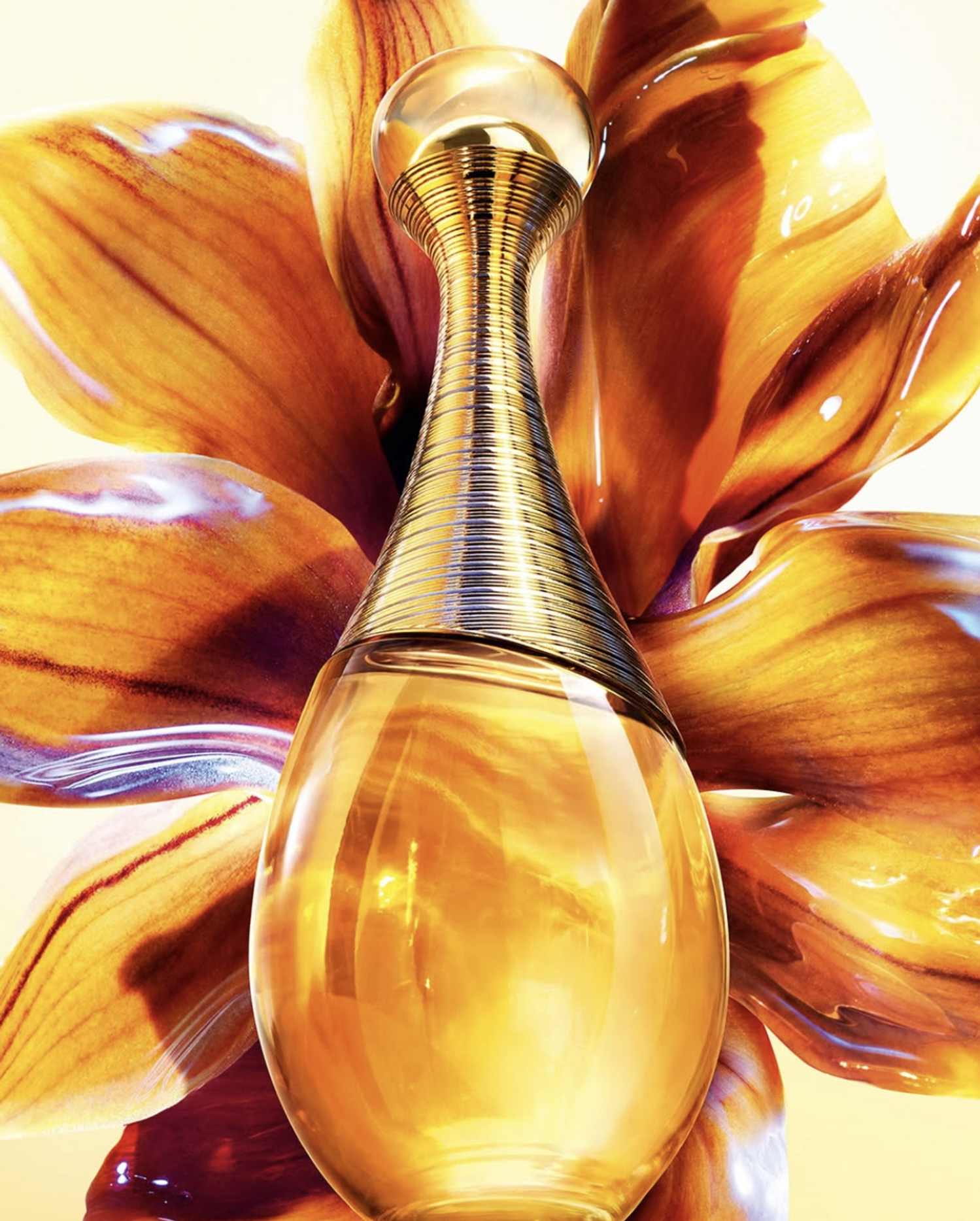 nouveau flacon de parfum pour femme dior j'adore intense, incarn&eacute; par rihanna, et caract&eacute;ris&eacute; par des notes gourmandes de santal et vanille