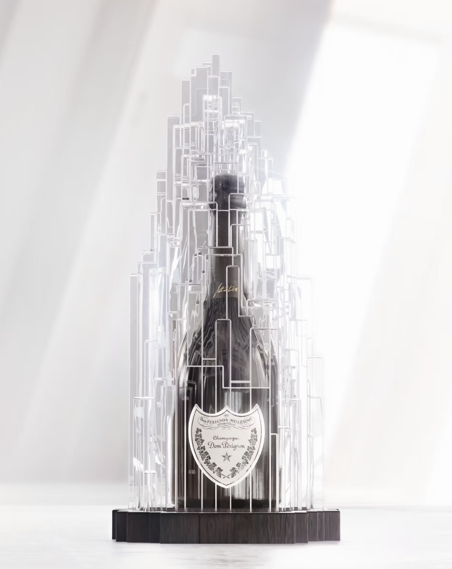 bouteille de champagne rare de la marque dom perignon, dans sa sculpture en cristal sign&eacute;e mathias kiss et baccarat