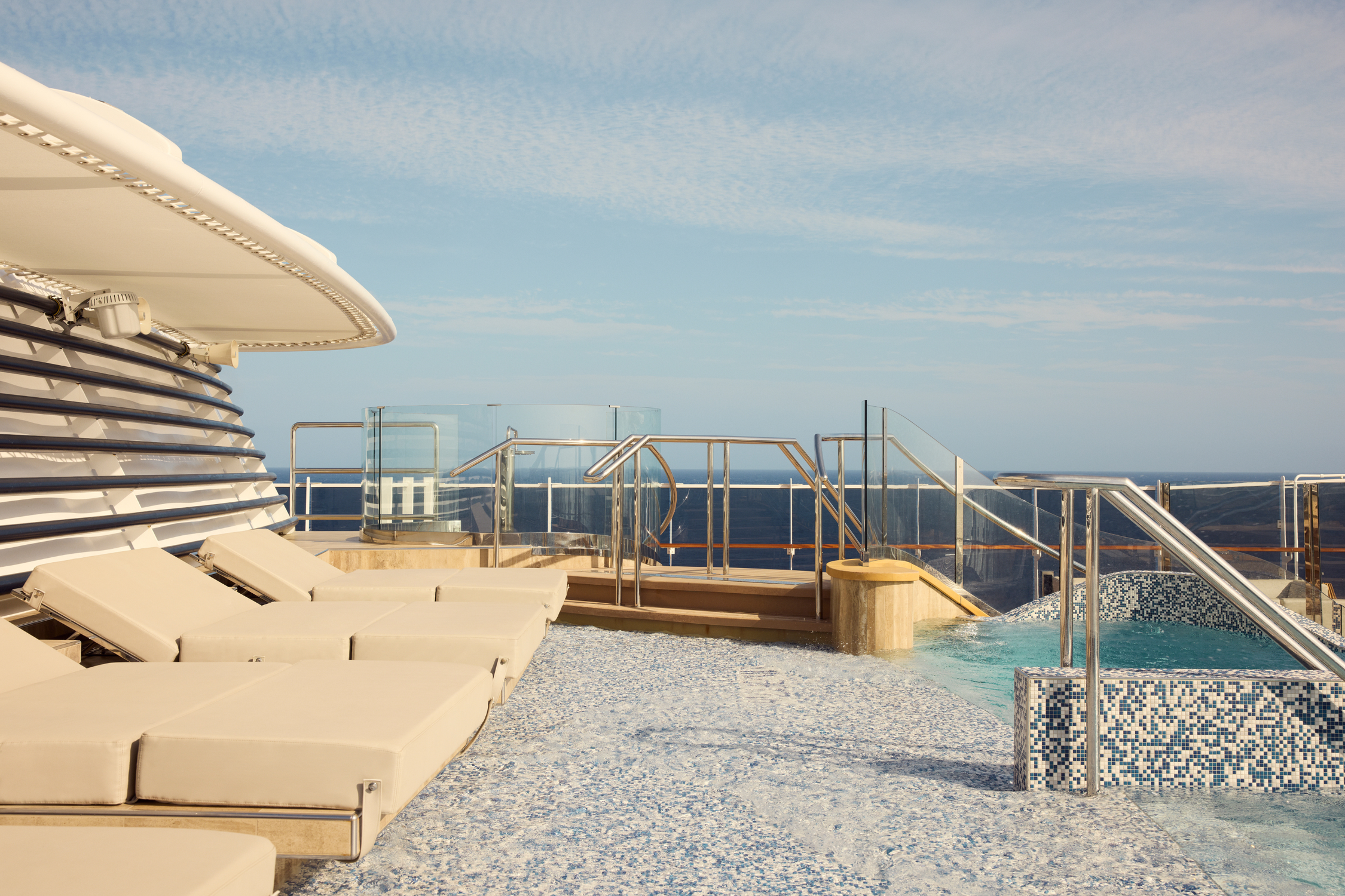 explora journeys piscine