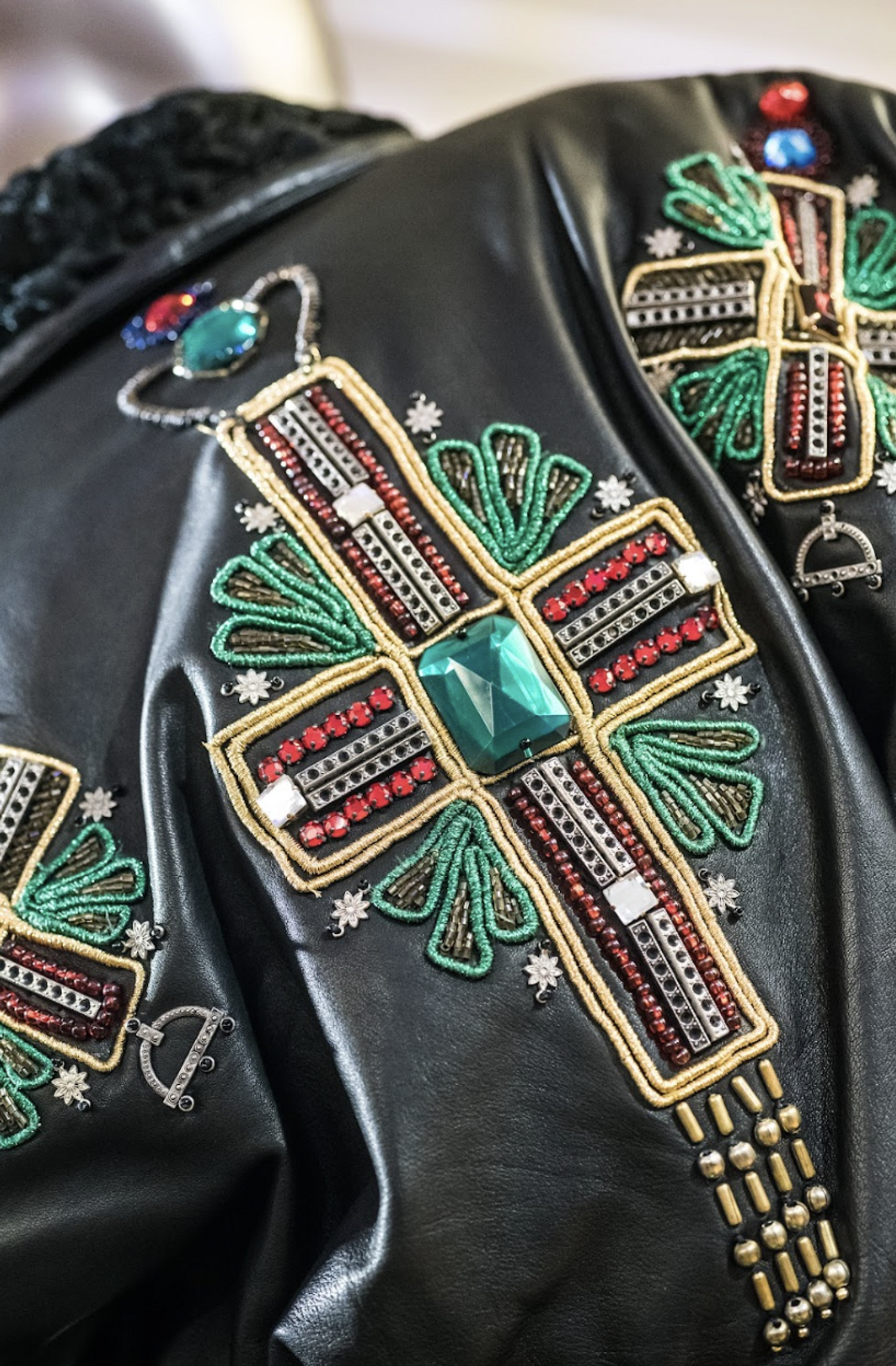 d&eacute;tail de l'exposition gianni versace &agrave; paris en 2026