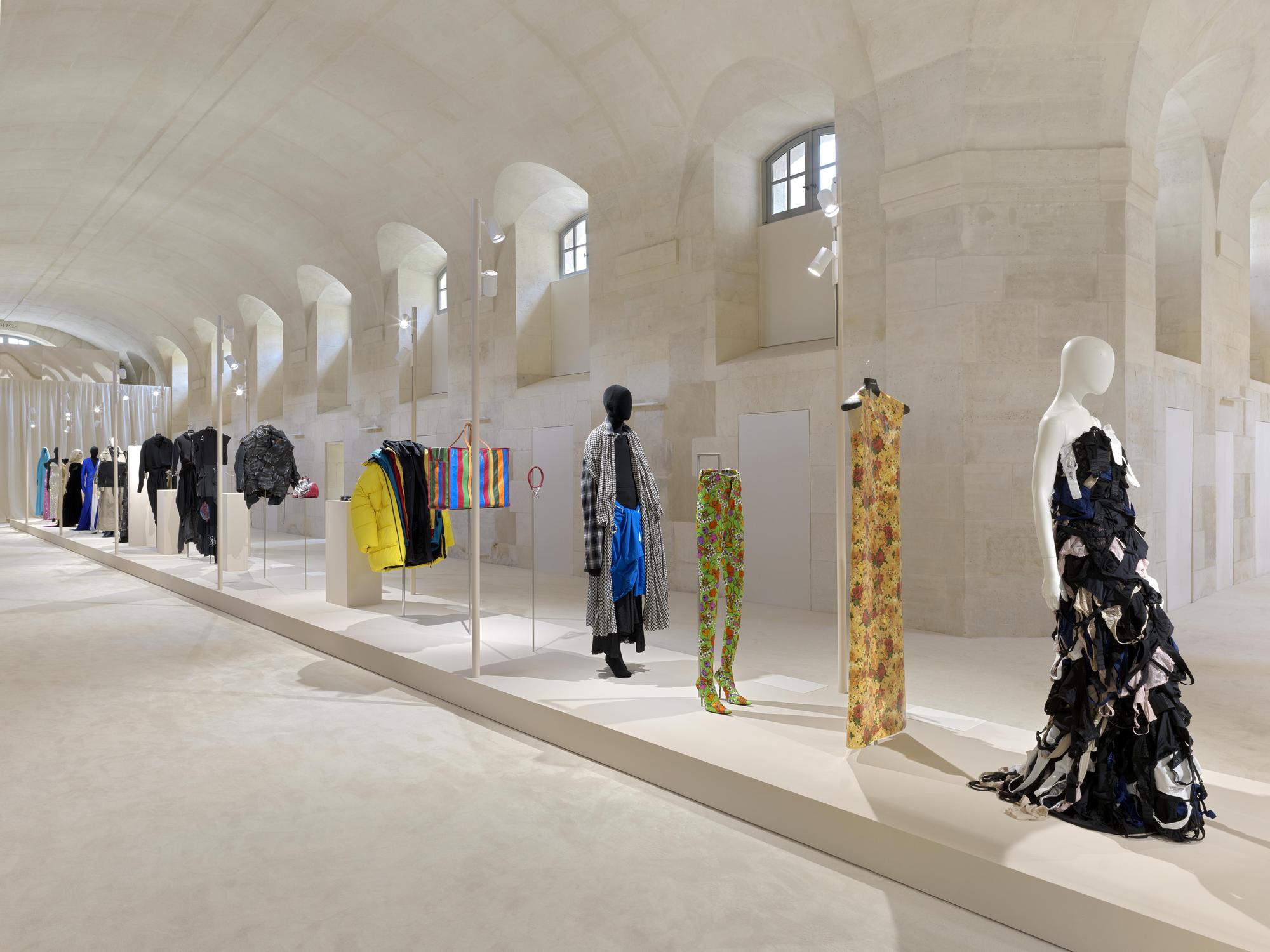demna exposition de mode balenciaga à paris été 2025
