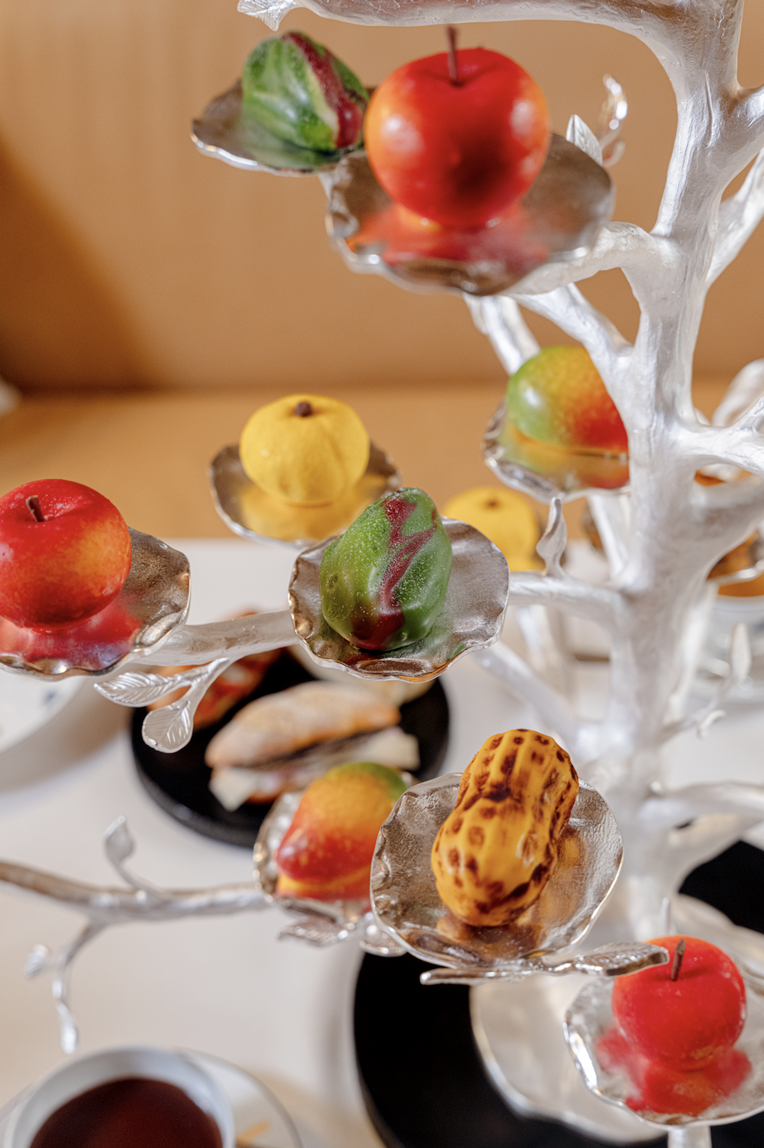 patisseries de cedric grolet en forme de pommes, yuzu et cacahu&egrave;tes &agrave; la table du tea time meurice