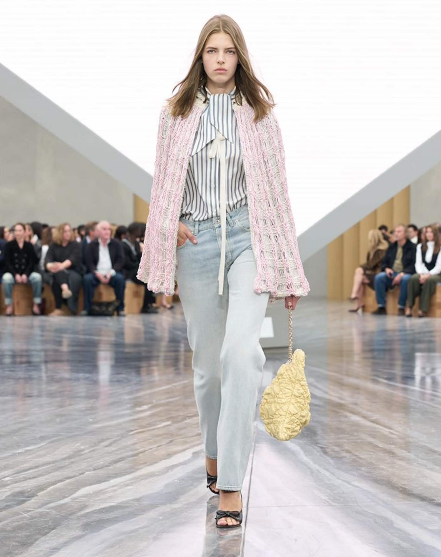 look jeans de dior, tendance denim dans la couture et la beaut&eacute;