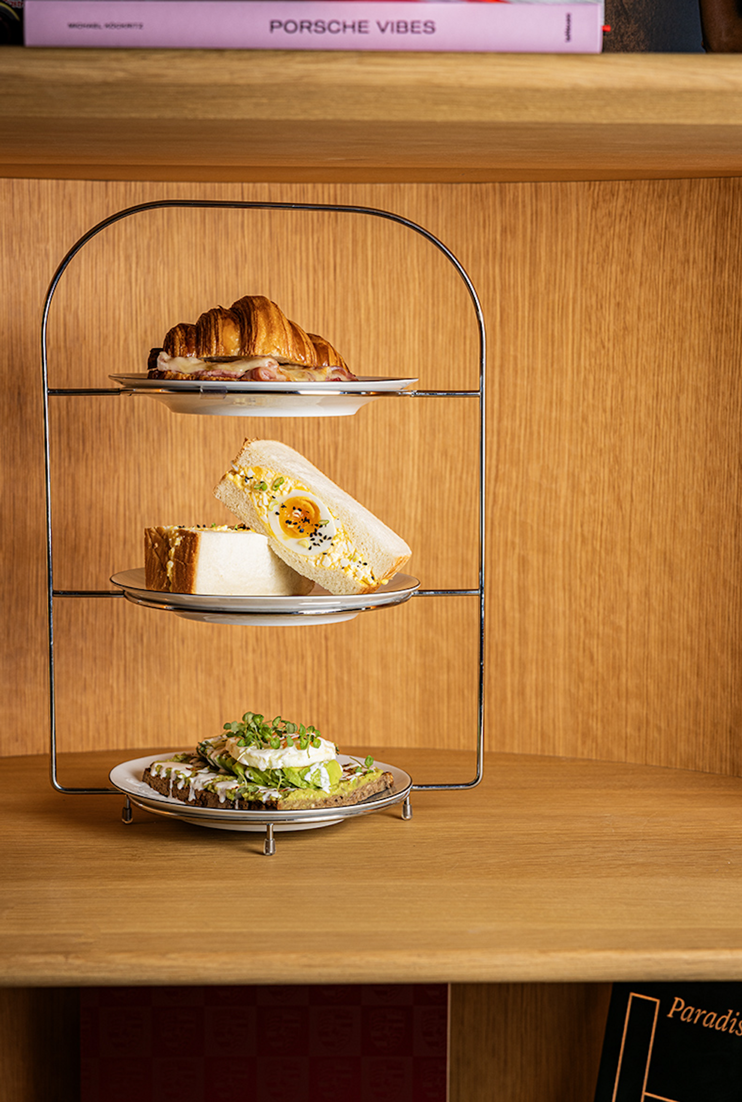 "Plateau de d&eacute;gustation au BLU Caf&eacute; Alpine : assortiment de street food premium, p&acirc;tisseries et boissons de sp&eacute;cialit&eacute;."