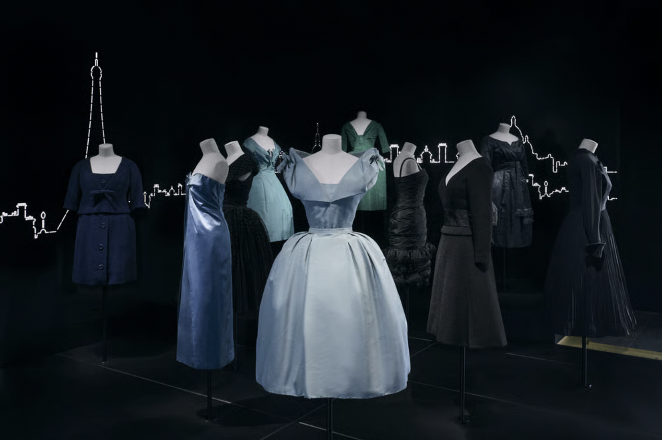 nouvelle exposition de mode à paris à la galerie dior avec alaia