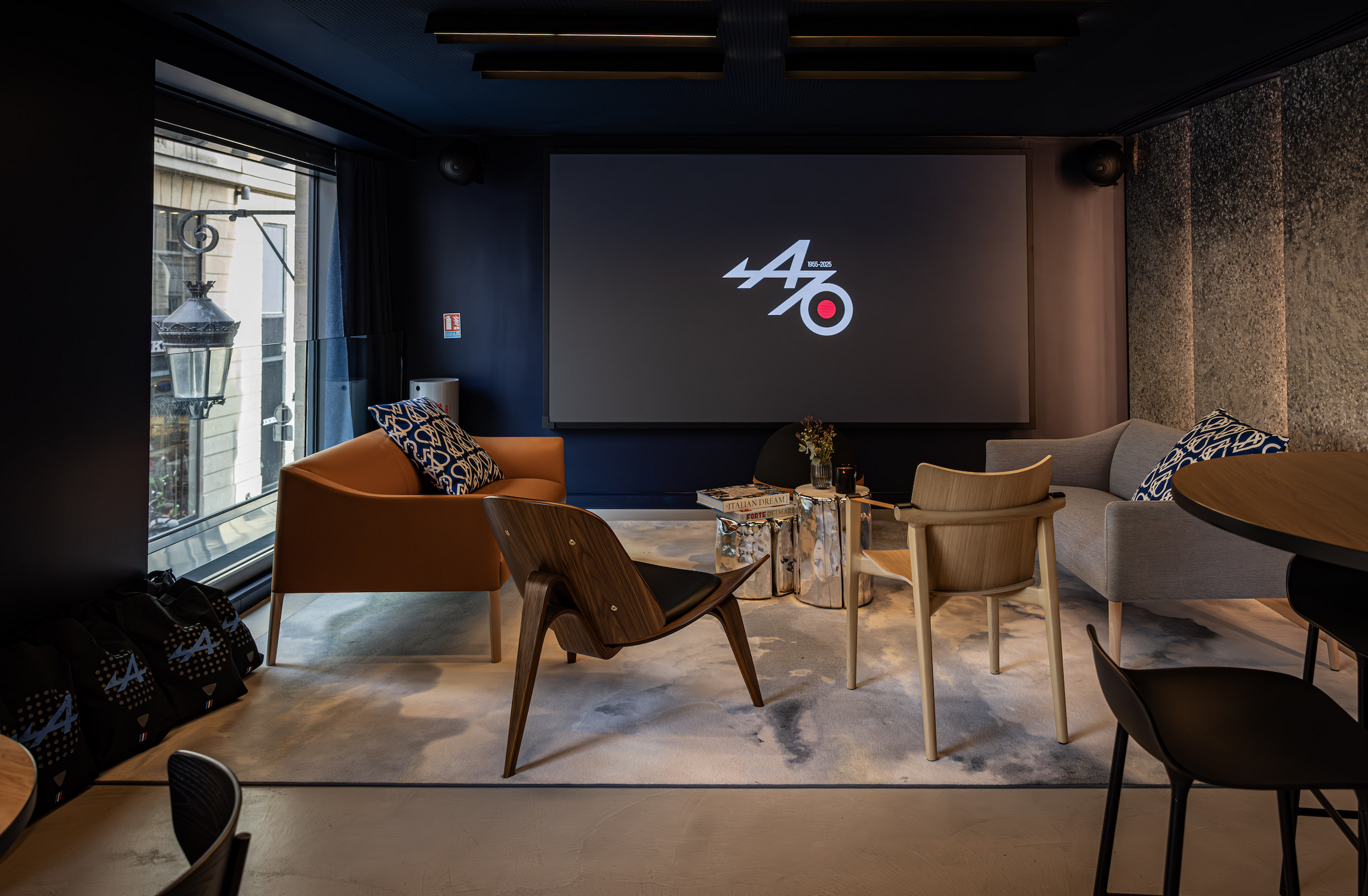 "Salon de visionnage F1 au BLU Caf&eacute; de l'Atelier Alpine Paris, espace immersif pour les Grands Prix de Formule 1."