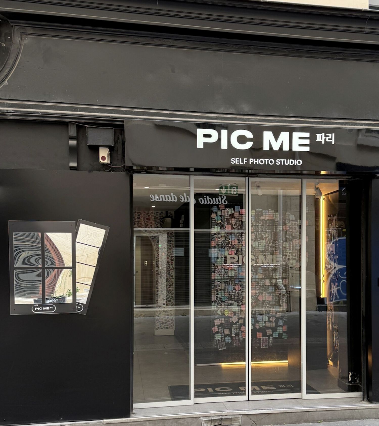 Activation retail YSL Beauty au studio Pic Me Paris : concept de self-studio photo cor&eacute;en et corner maquillage Loveshine pour la Gen Z.