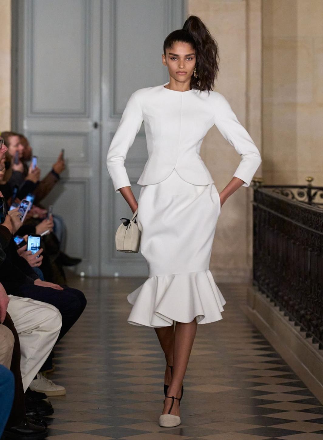 Pourquoi Jacquemus ouvre-t-il toujours ses défilés par une silhouette blanche ?