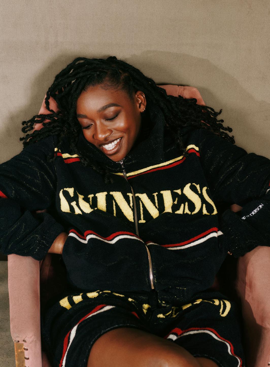 Luxe et patrimoine : avec Guinness, Jonathan Anderson célèbre la culture pub