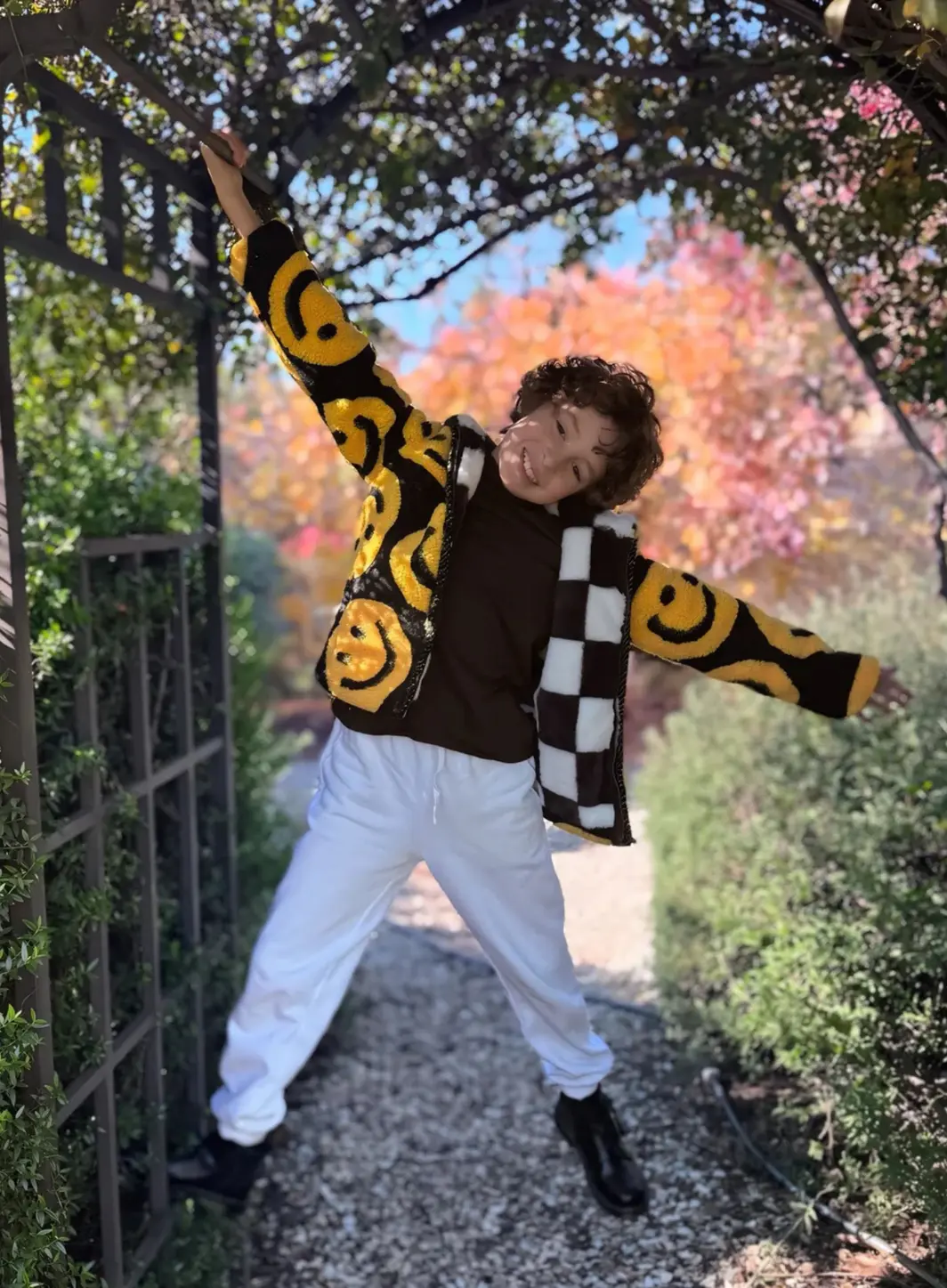 Qui est Max Alexander, ce jeune designer de 9 ans qui a présenté sa collection à la Fashion Week de Paris ?