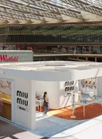À Paris, Miu Miu Beauty dévoile un pop up avec Louane
