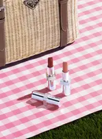 Glaces, charms et make-up : Prada Beauty installe son concept de picnic à Paris