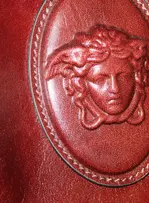 Rachat de Versace par Prada Group : un repositionnement majeur pour le luxe italien