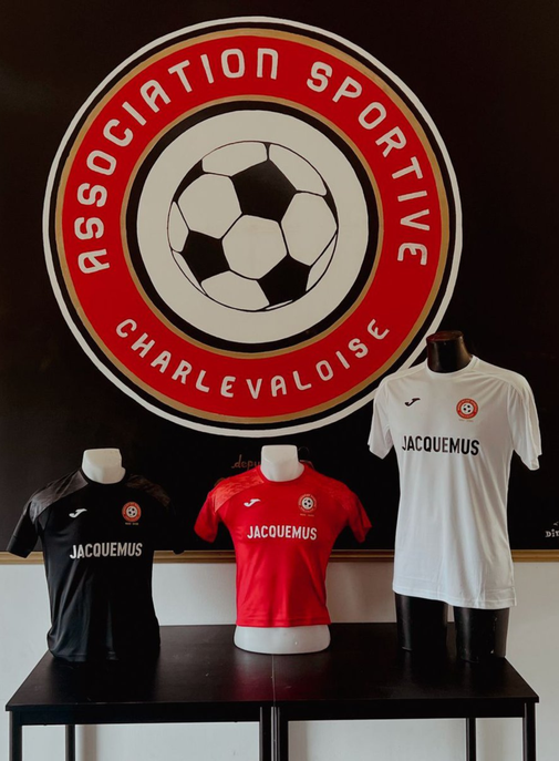 Jacquemus sponsorise l'AS Charleval, le club du village de ses grands-parents