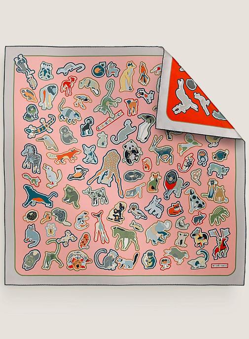 Deux carrés en un : comment Hermès a réinventé son iconique foulard