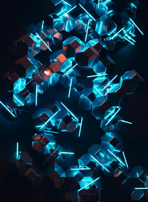 Le masque ou le prompt : l’IA redéfinit le geste créatif dans le luxe