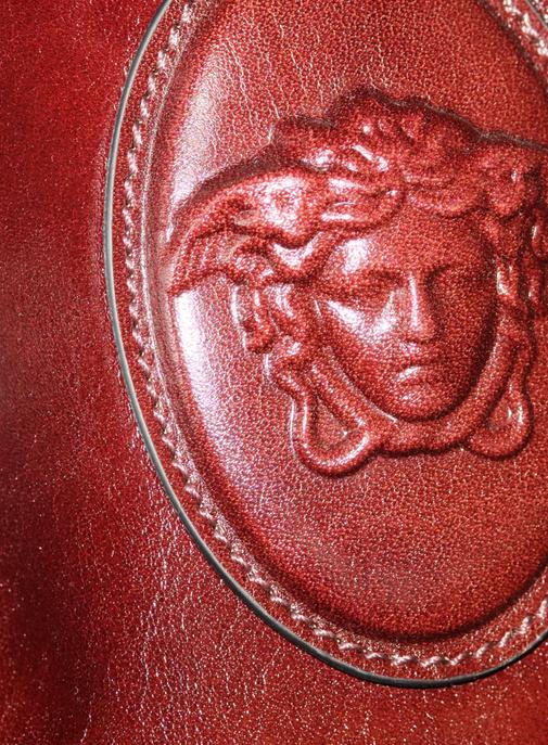 Rachat de Versace par Prada Group : un repositionnement majeur pour le luxe italien