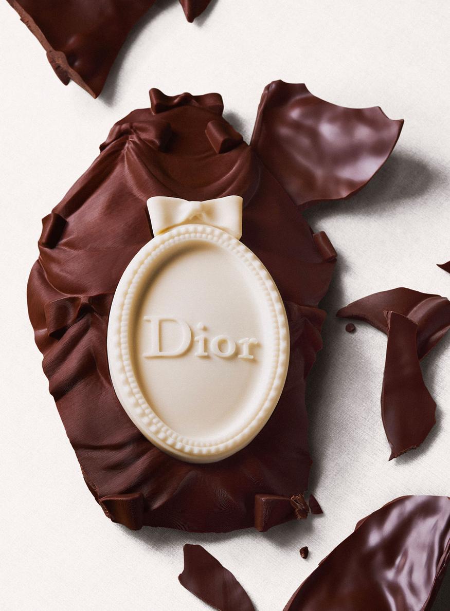 Oeuf en chocolat noir et blanc garni dans le style de Christian Dior, imaginé par le Chef étoilé Yannick Alléno pour Pâques 2026
