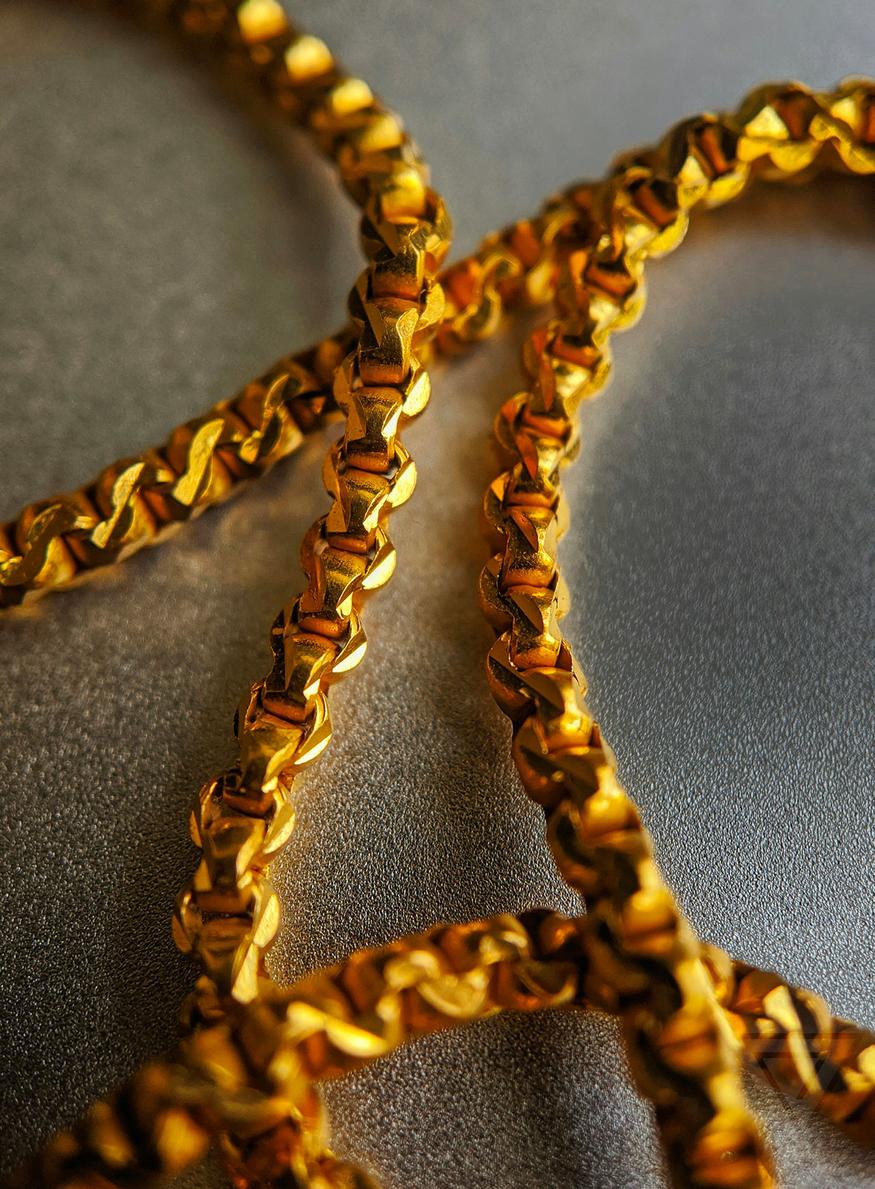 kering renforce production joaillière