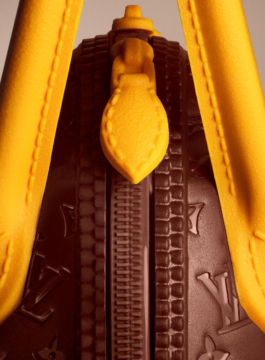 Gros plan sur les détails de couture et la fermeture éclair en chocolat blanc du Chocolate Egg Bag Louis Vuitton.