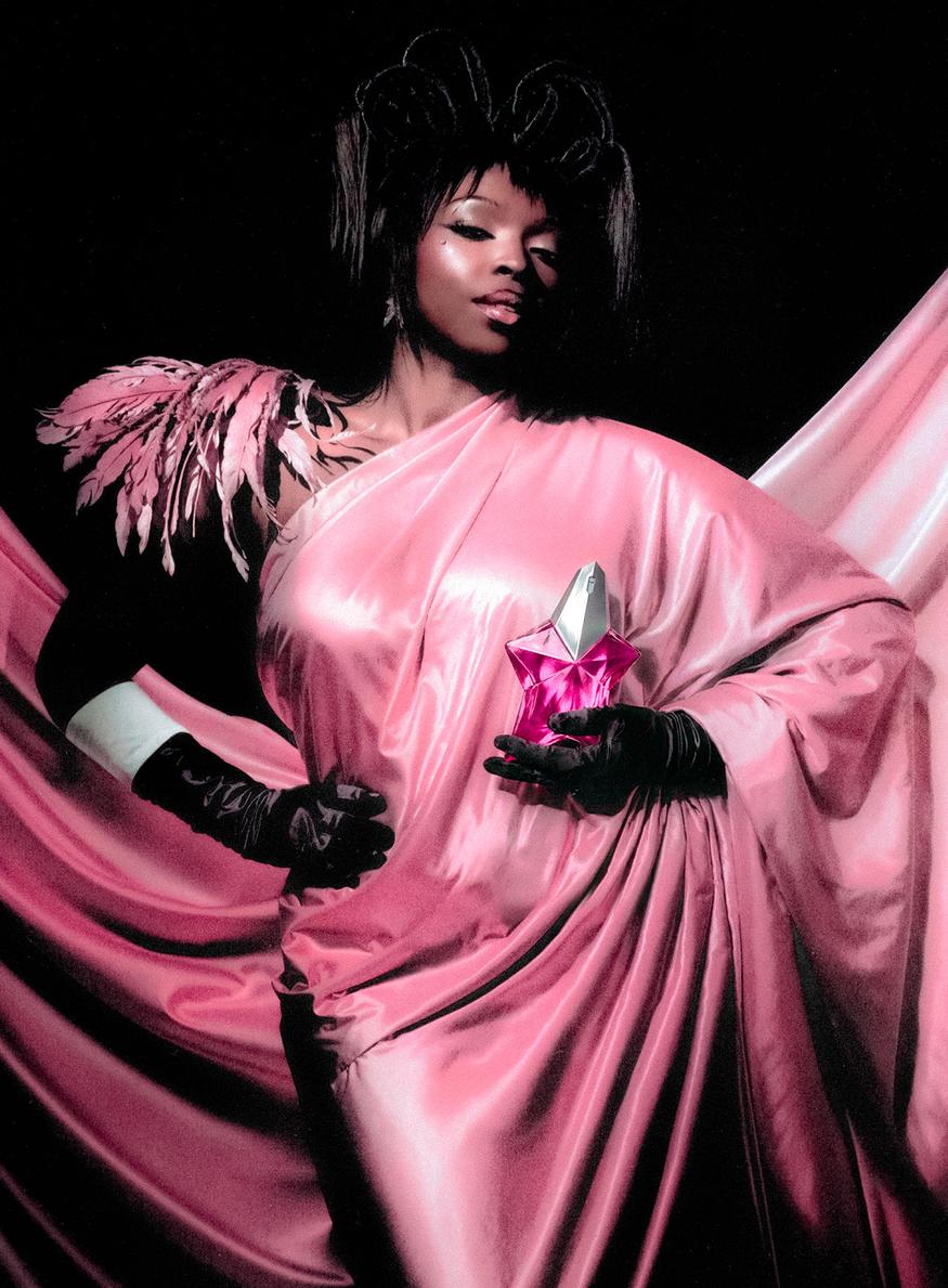 Theodora, ambassadrice du parfum féminin Angel Nova de la marque Mugler