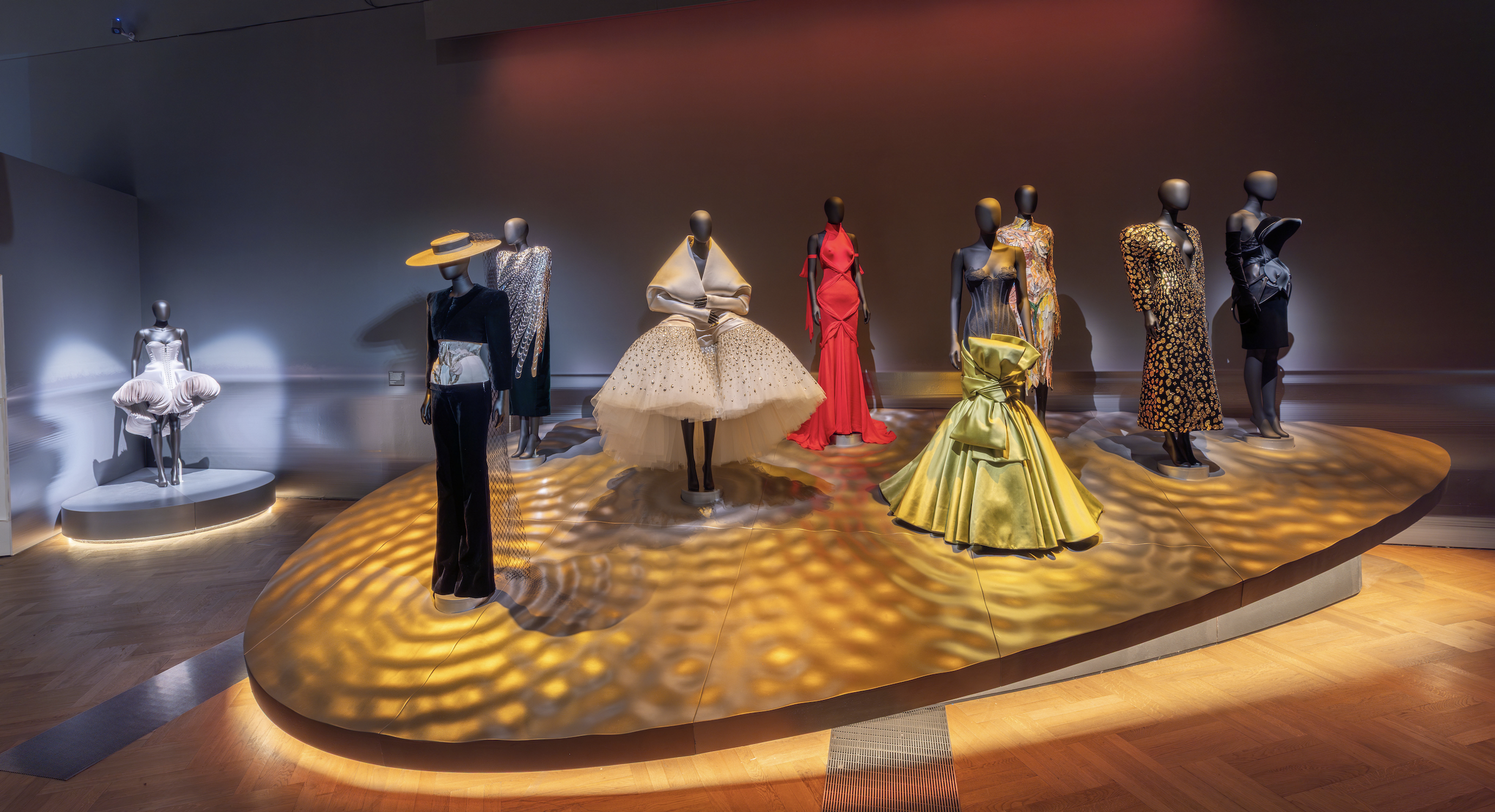 exposition de mode au victoria & albert museum, consacr&eacute;e aux robes et au travail d'elsa schiaparelli