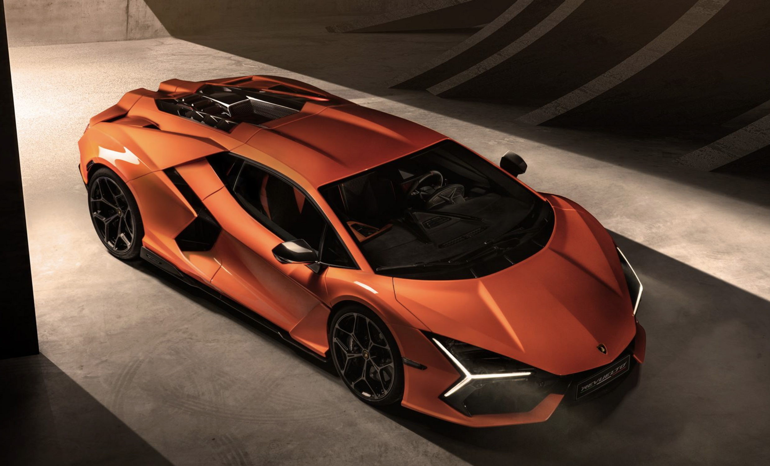 Lamborghini Revuelto hybride V12 HPEV en action, symbole de la strat&eacute;gie d'hybridation rechargeable de Sant'Agata Bolognese.