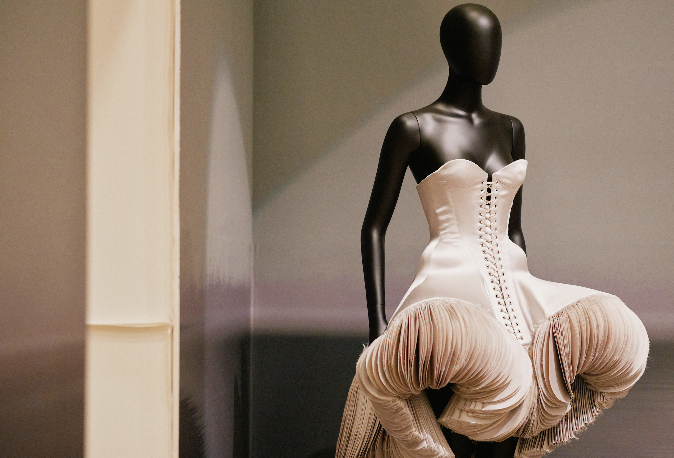 nouvelle exposition de mode &agrave; Londres sur Elsa Schiaparelli