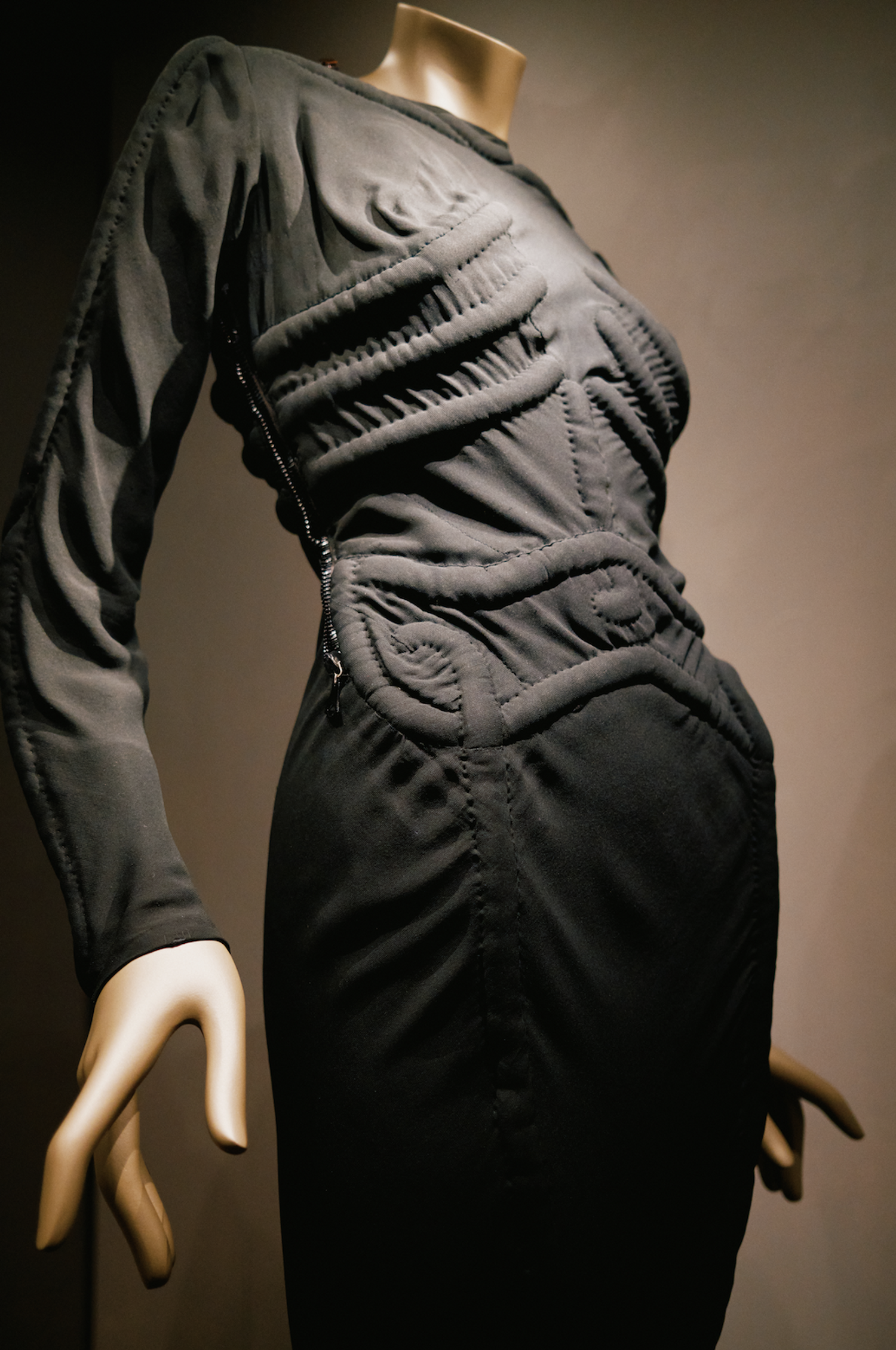 robe squelette originale d'elsa schiaparelli expos&eacute;e &agrave; Londres pour la nouvelle exposition de mode du V&A jusqu'en novembre 2026