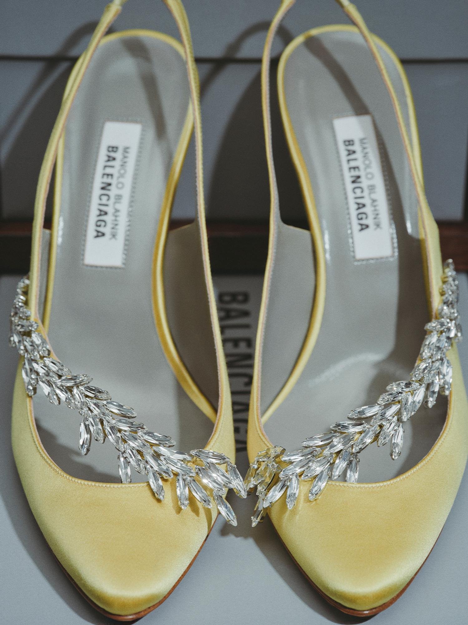 souliers de soir&eacute;e &agrave; talons, en satin de soie jaune avec d&eacute;tail de bijou, balenciaga et blahnik