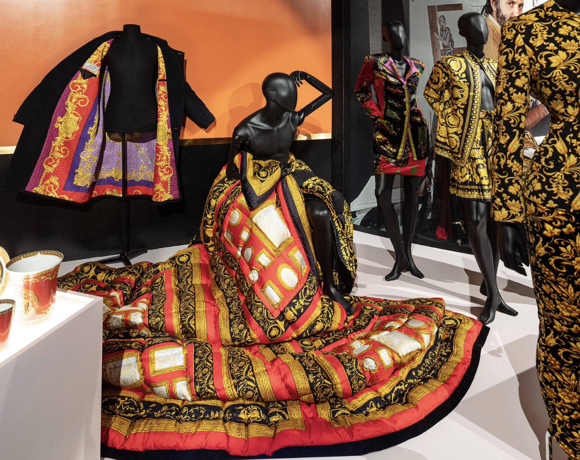 EXPOSITION de mode &agrave; Paris pour l'&eacute;t&eacute; 2026 - versace