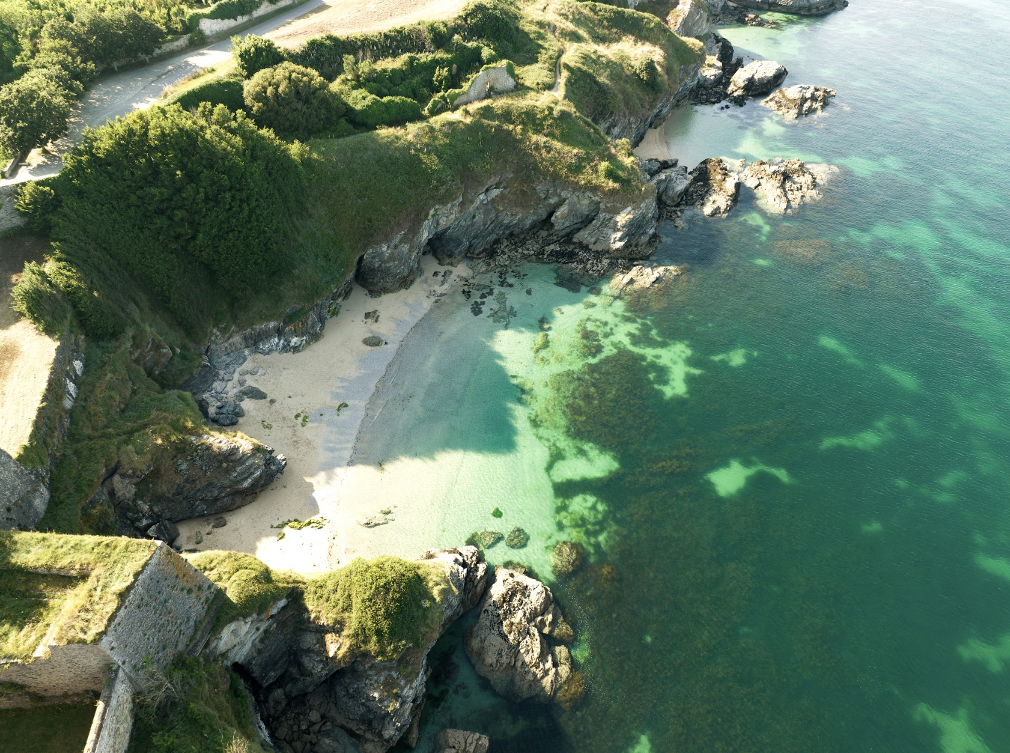 Vue panoramique de la baie et de l'entrée du port du Palais à Belle-Île-en-Mer, dominée par la Citadelle Vauban.