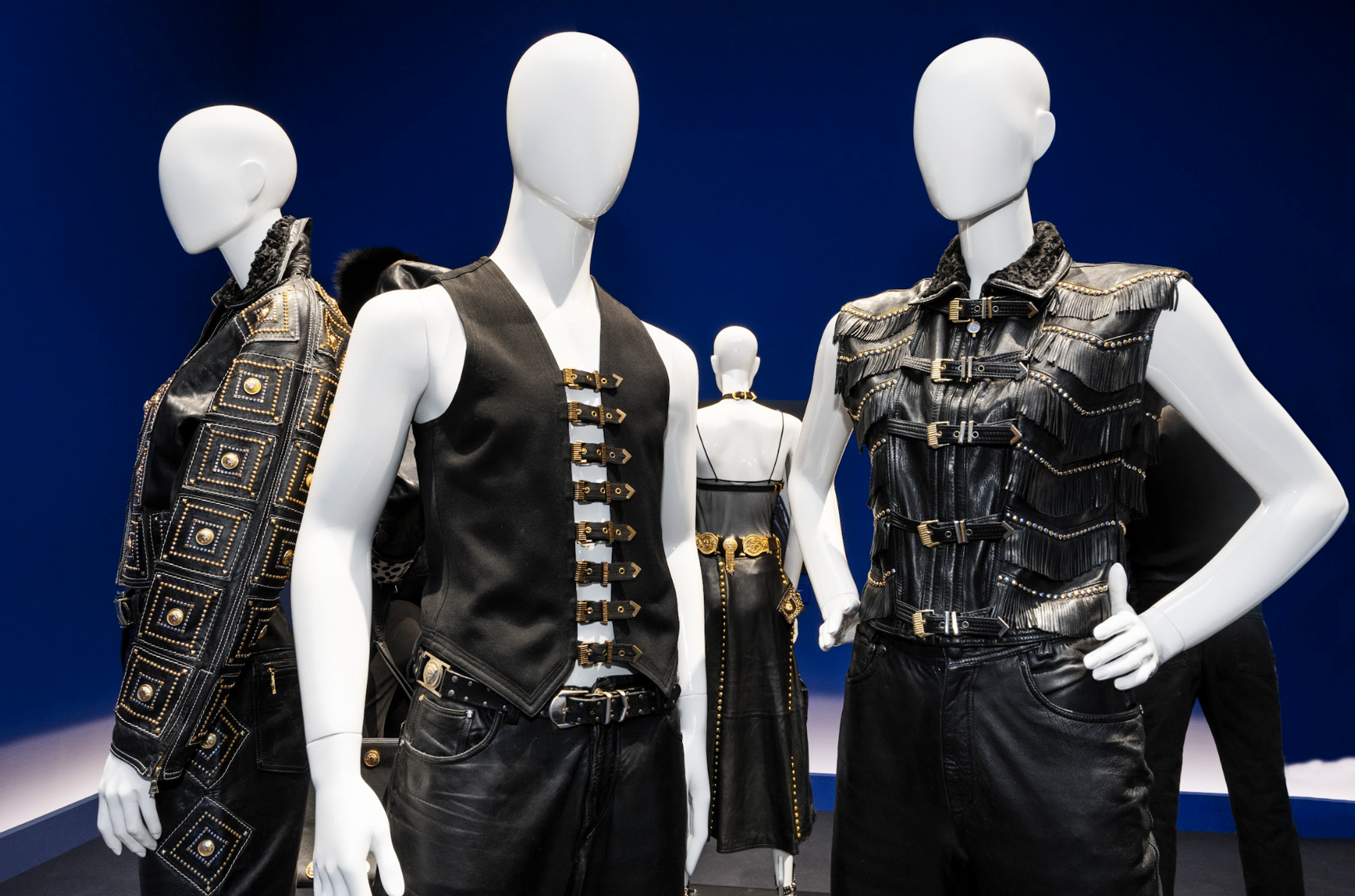 silhouettes pr&eacute;sent&eacute;es dans le cadre de l'exposition r&eacute;trospective consacr&eacute;e au couturier de mode Gianni Versace en juin, juillet, aout et septembre 2026 &agrave; paris