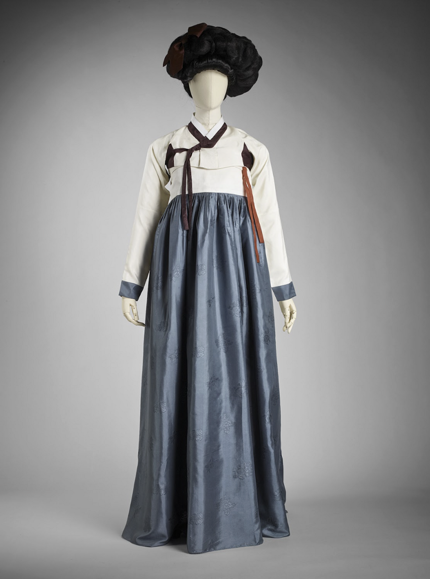 photographie d'une tenue traditionnelle illustrant la beaut&eacute; et le maquillage dans la tradition cor&eacute;enne